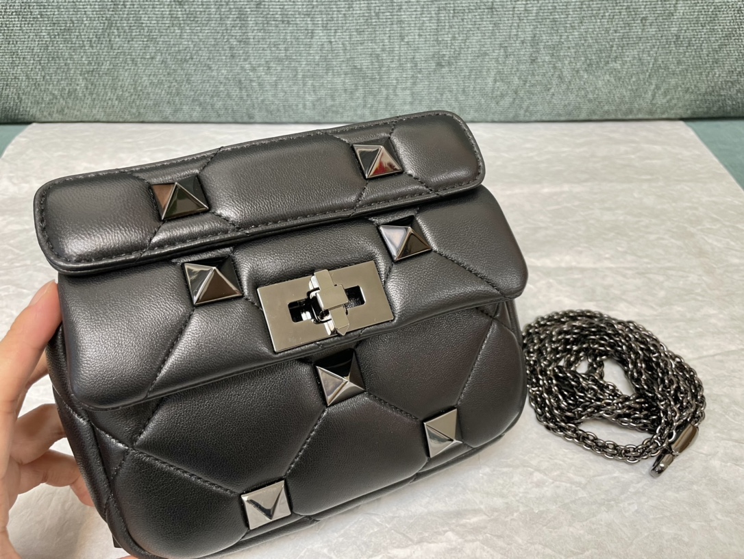 Valentin0_Garavani_Roman